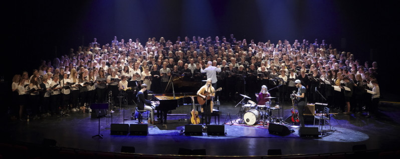 BIG IS BEAUTIFUL m. Tina Dickow, Helgi Jónsson og kæmpe kor